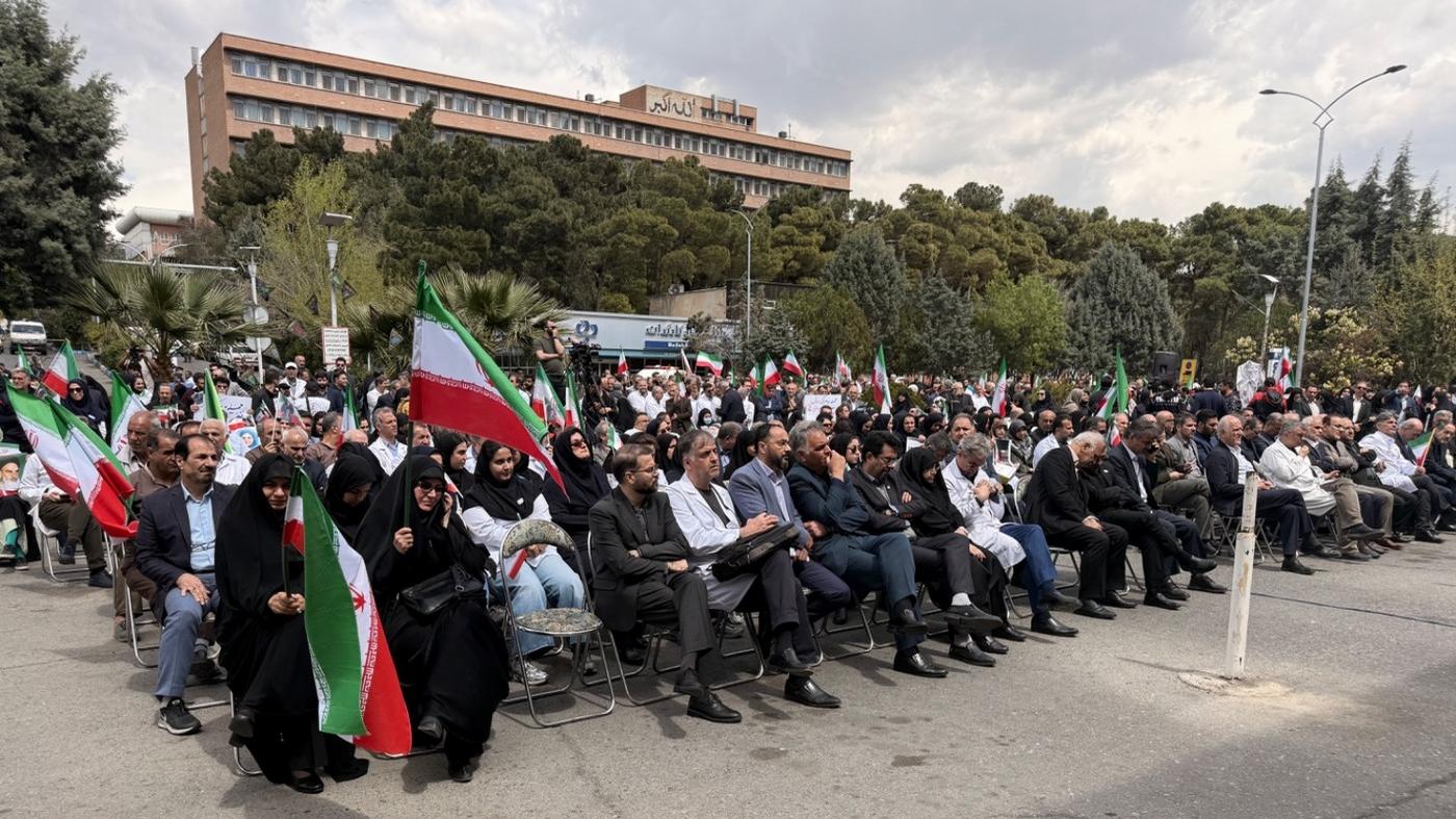 مشارکت مرکز فناوری اطلاعات و تحلیل داده دانشگاه علوم پزشکی تهران در تجمع اعتراضی علیه حملات به مراکز بهداشتی و درمانی